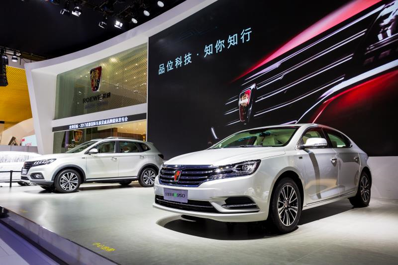 全新榮威950、榮威e950定義“高級轎車” 成都車展亮相售價(jià)16.88萬起 互聯(lián)網(wǎng)汽車上市一周年 系統(tǒng)升級帶來顛覆式進(jìn)化