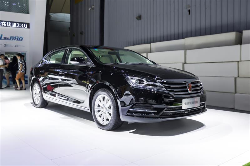 全新榮威950、榮威e950定義“高級轎車” 成都車展亮相售價(jià)16.88萬起 互聯(lián)網(wǎng)汽車上市一周年 系統(tǒng)升級帶來顛覆式進(jìn)化
