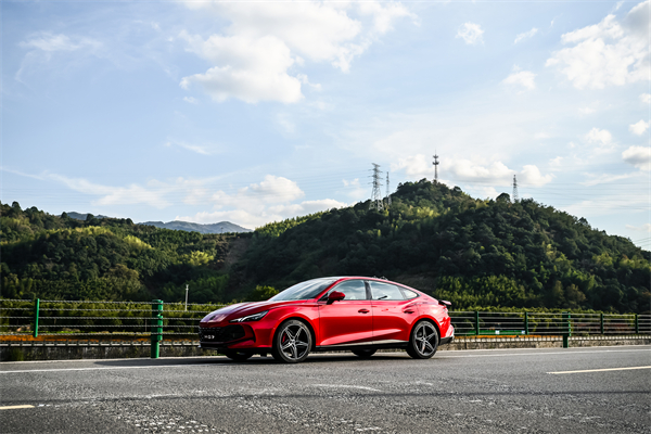 B級(jí)運(yùn)動(dòng)轎車新標(biāo)桿來了，MG7 2025款智能登場(chǎng)，限時(shí)一口價(jià)11.29萬元起